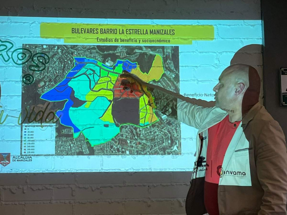 Comerciantes del tradicional La Estrella asistieron a una socialización del proyecto. 