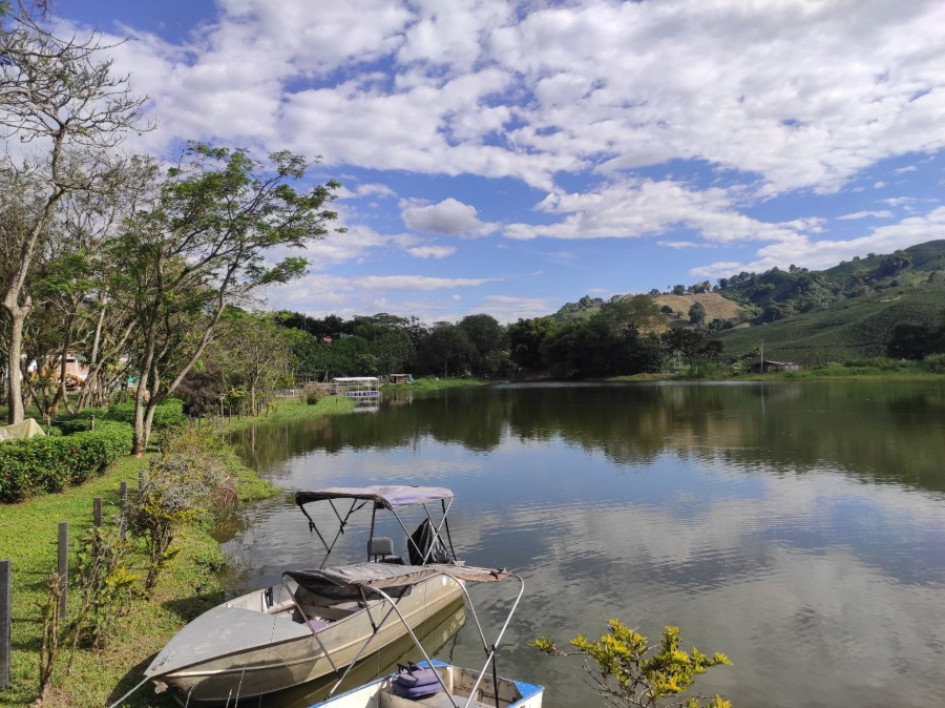 Panorámica del embalse Cameguadua. En primer plano un bote.