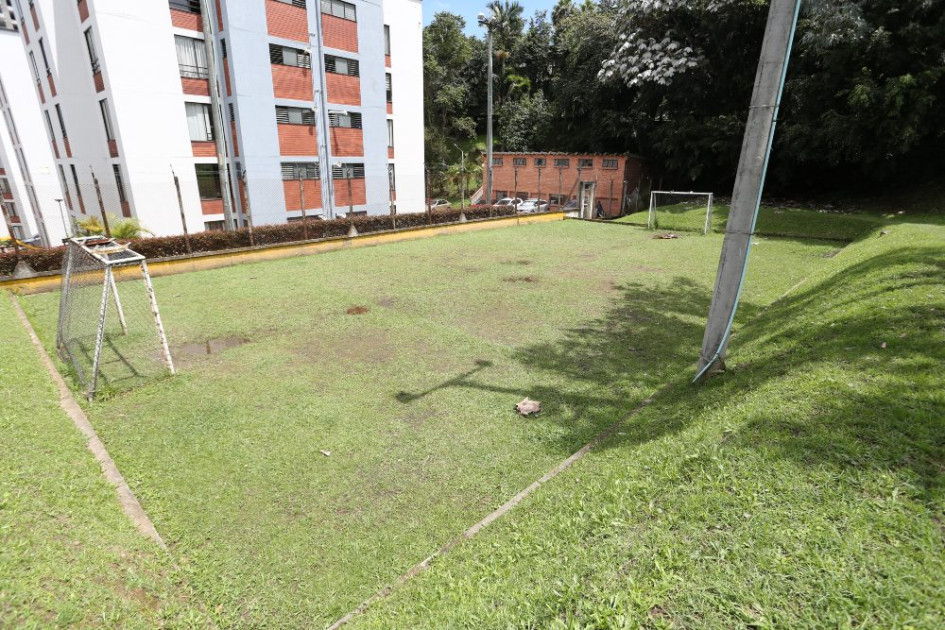 La parte central de la cancha cuando llueve se inunda en la mitad e impide el buen desarrollo del juego.