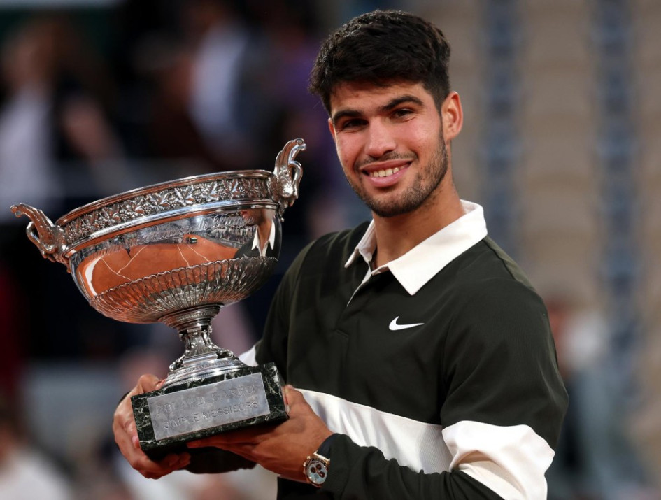 Carlos Alcaraz con el trofeo del Roland Garros. 