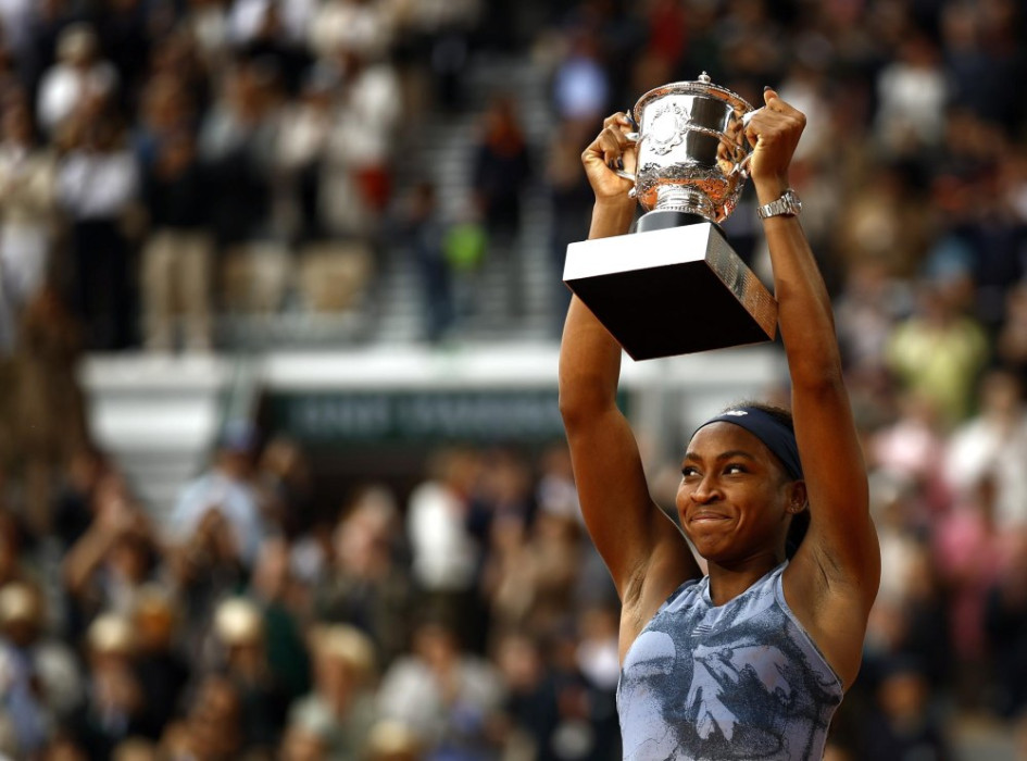 La tenista estadounidense Coco Gauff con el trofeo del Roland Garros. 