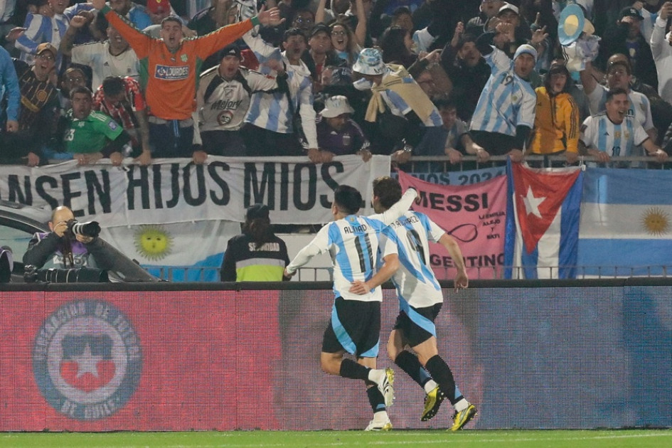 Un solitario gol de Julián Álvarez le dio la victoria a Argentina sobre Chile y amplió las diferencias entre ambas selecciones, ubicadas en los extremos de la tabla de las eliminatorias. La Albiceleste es primera con 34 puntos y la Roja es última con 10.
