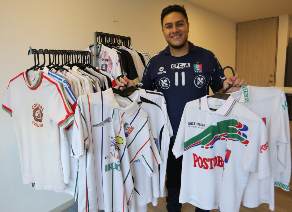 El veterinario Juan Felipe Vélez lleva 15 años coleccionando camisetas del Once Caldas y ya posee 80. Entre sus favoritas están la de 1998, la de 1999 y la de 1995.