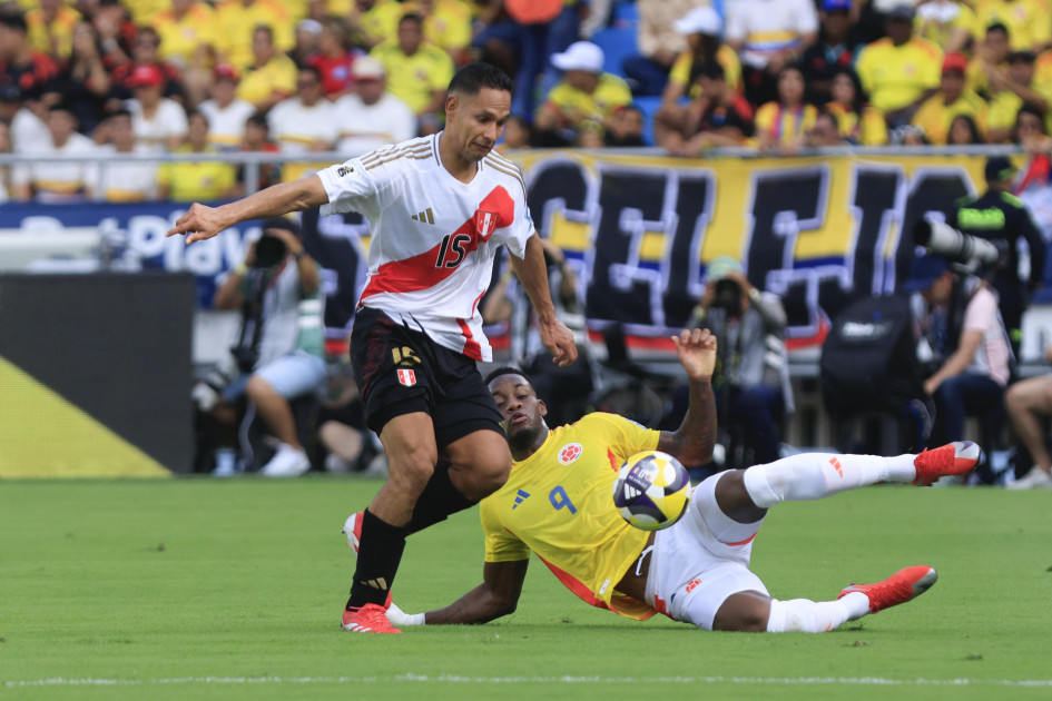 Jhon Durán, de Colombia, disputa un balón con Renzo Garcés, de Perú. La Tricolor es sexta en las eliminatorias, con 21 puntos. En sus últimos cinco partidos ha perdido tres y perdido dos. El martes visita a Argentina.