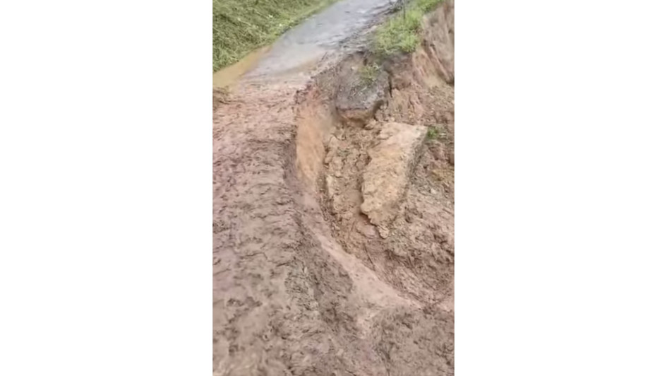 En video: se caen pedazos de una vía en Caldas que une a dos municipios. La Gobernación atiende la carretera afectada.