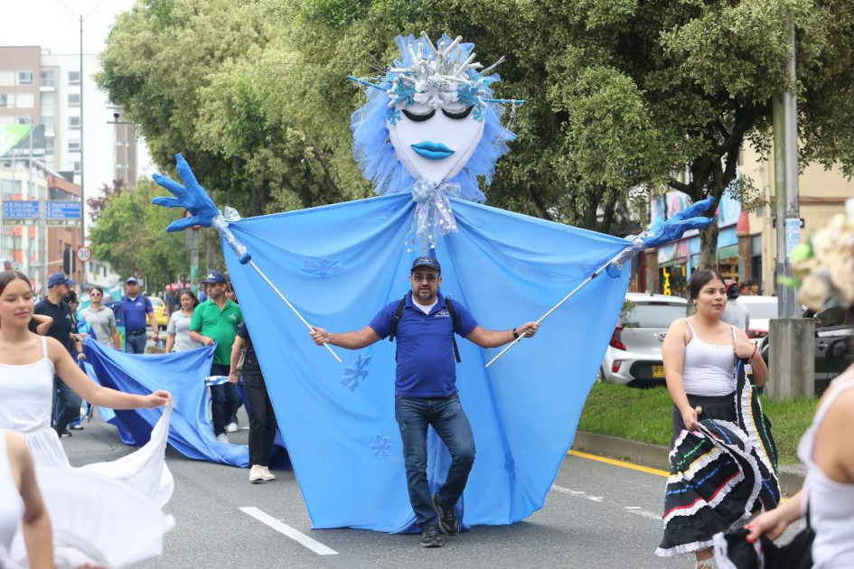 15 instituciones de la ciudad desfilaron con comparsas ambientales.