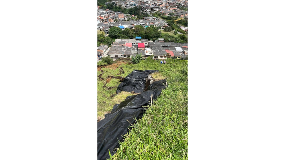 La Unidad de Gestión del Riesgo de Desastres (UNGRD) destinará 1.200 millones para atender la emergencia en los barrios San Carlos y Fumvascar de Chinchiná. Cuesta unos 1.750 millones intervenir el talud.