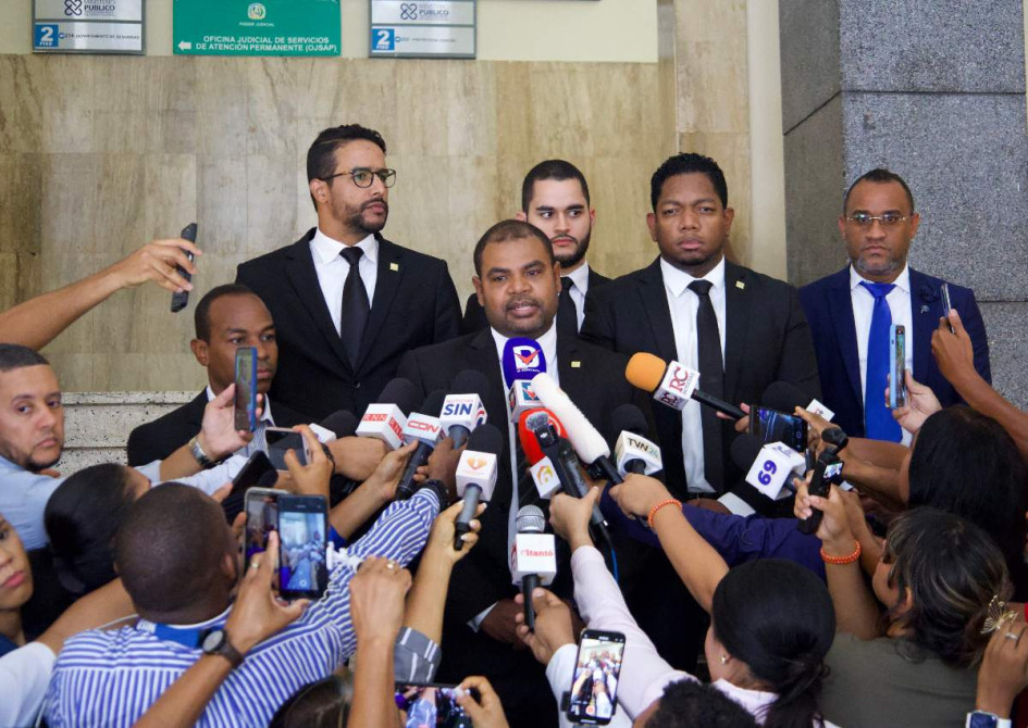 El procurador fiscal de la Dirección General de Persecución del Ministerio Público dominicano, Héctor García (c), habla con la prensa este sábado en el Palacio de Justicia en Santo Domingo (República Dominicana).