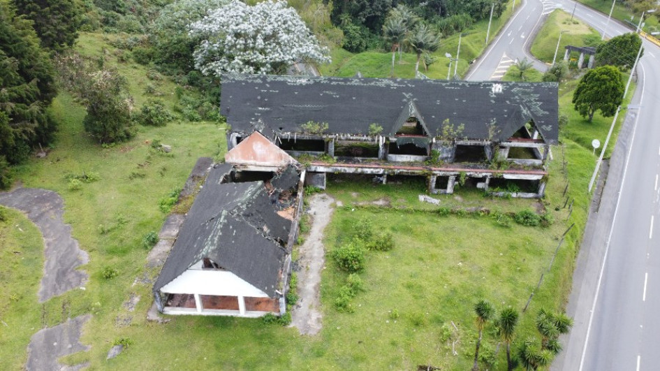Desde esta perspectiva, se evidencia la magnitud del abandono: estructuras vencidas, vegetación invasora y un pasado que se desmorona con los años.