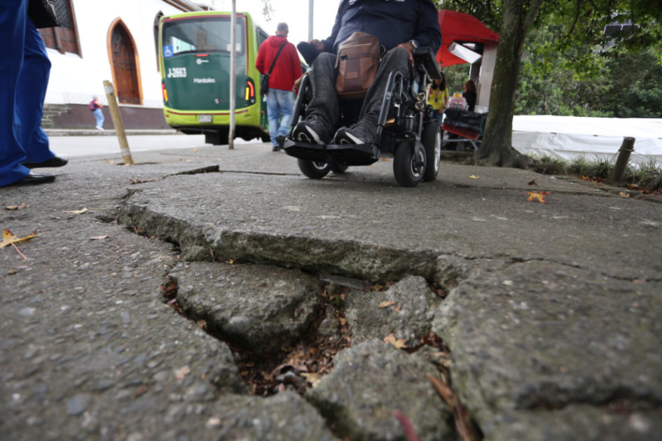 Así se ve el andén, según los vendedores ambulantes que pasan por este sector varias personas se han caído y es complicado el paso para las personas con movilidad reducida.