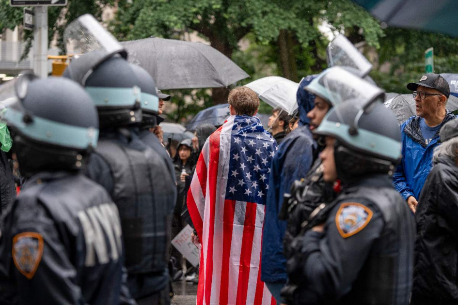 Personas se manifiestan durante una protesta denominada No Kings, contra el gobierno de Donald Trump este sábado, recorriendo desde Bryant Park a Madison Square Park en Nueva York (EE.UU.).