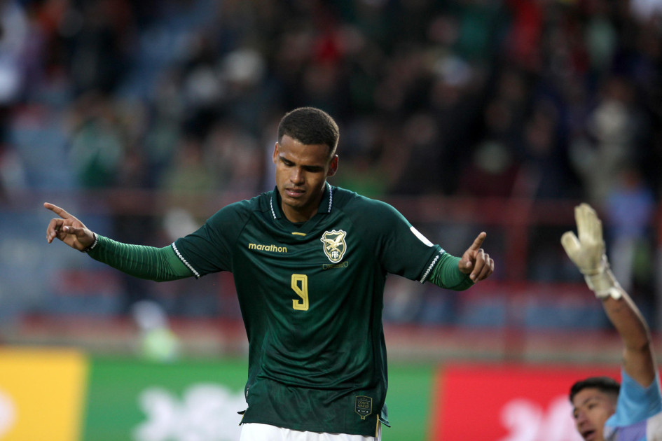 Enzo Monteiro de Bolivia celebra un gol ante Chile este martes, en un partido por las eliminatorias sudamericanas para el Mundial 2026 entre las selecciones de Bolivia y Chile en el estadio Municipal en El Alto (Bolivia).
