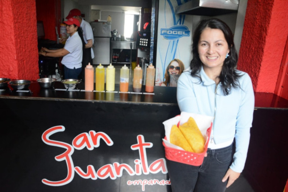 "El proceso es complejo porque el endeudamiento sigue, solo cambia de persona. Seguimos trabajando con motivación para salir algún día de todo", explica Laura Zuluaga, copropietaria de San Juanitas Empanadas.
