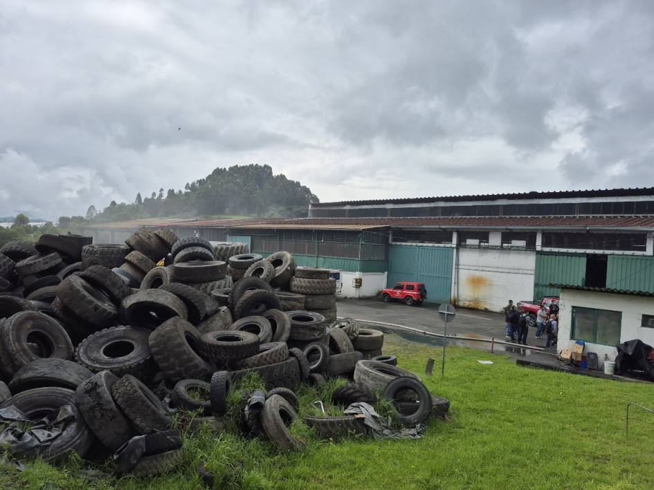 El incendio ocurrió sobre la 1:00 p.m. en la terraza 6 de Maltería, zona industrial de Manizales. La empresa afectada es Segar, procesadora de llantas.