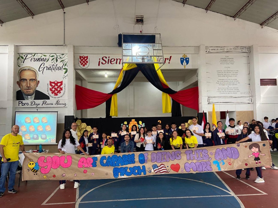 El auditorio estuvo decorado para la ocasión, con colores y mucho entusiasmo.