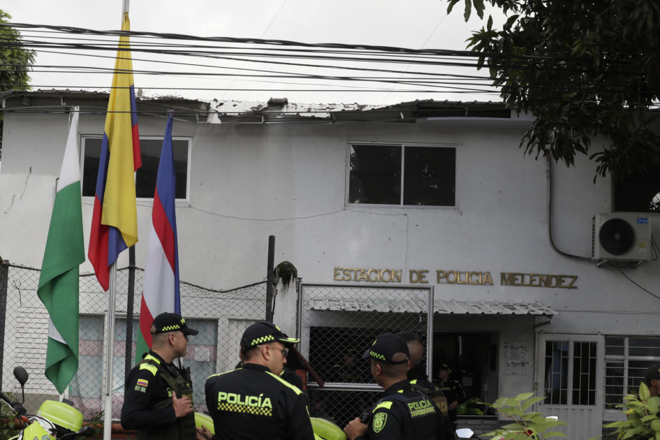 Policías vigilan la estación del barrio Meléndez donde ocurrió un atentado este martes, al sur de Cali.