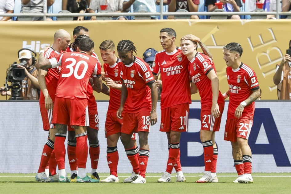 Andreas Schjelderup del Benfica (2-d) celebra el gol de 1-0 con sus compañeros de equipo durante el partido de fútbol de la Copa Mundial de Clubes de la FIFA 2025 entre el SL Benfica y el Bayern Munich en Charlotte, Carolina del Norte, EE. UU., este 24 de junio del 2025.