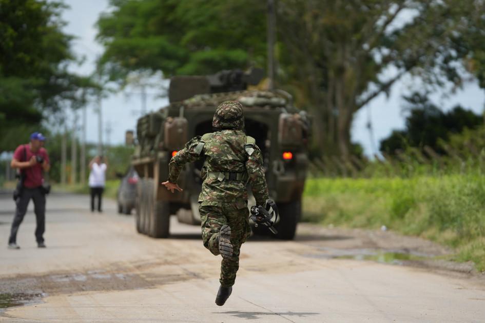 Un integrante de las Fuerzas Armadas vigila el área donde ocurrió una explosión este martes en el caserío de Guachinte, que forma parte del municipio de Jamundí (Valle del Cauca). La explosión de una bomba causó la muerte de tres personas informaron las autoridades, que atribuyeron los ataques a disidencias de las Farc.