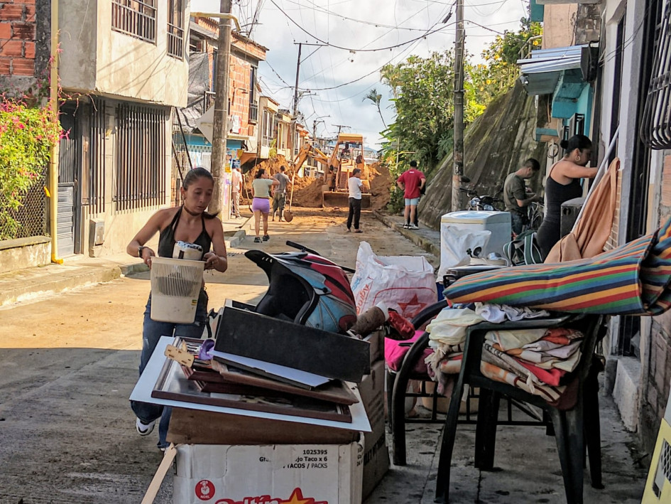 Vecinos de los barrios Fumvascar y San Carlos de Chinchiná madrugaron este martes (3 de junio) a mover la tierra que cayó sobre tres viviendas y tapó la vía de acceso a los Barrios Unidos del Sur. 