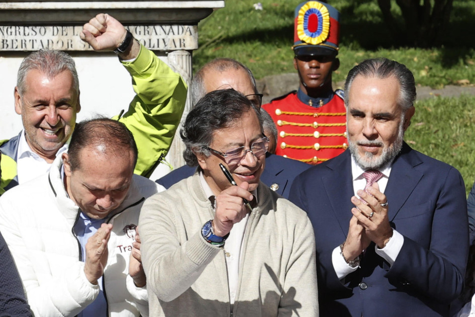 El presidente de Colombia, Gustavo Petro (c), posa en un acto para firmar la ley de reforma laboral este miércoles, en Bogotá (Colombia).