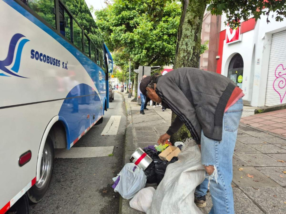 La basura y heces dejadas por los habitantes de calle incomoda a habitantes del sector El Cable, de Manizales.