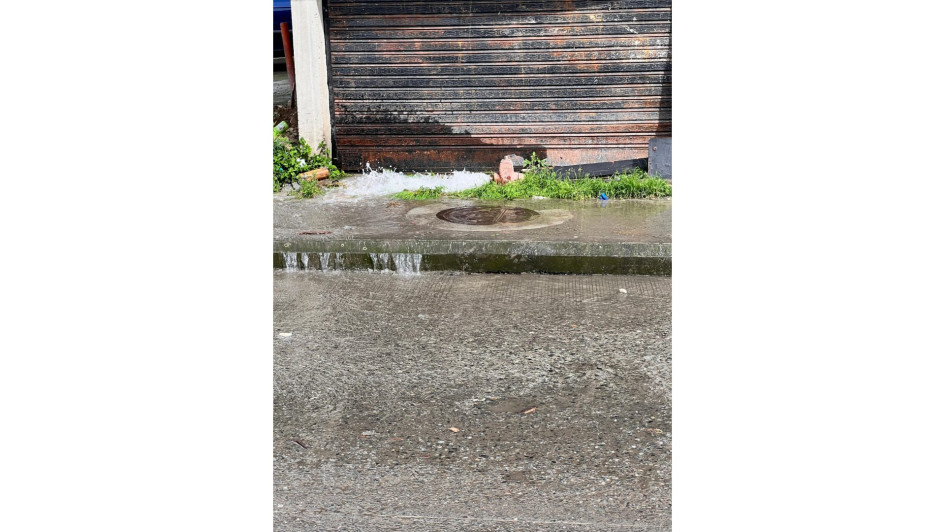 Los hidrantes abiertos en este sector de la ciudad.