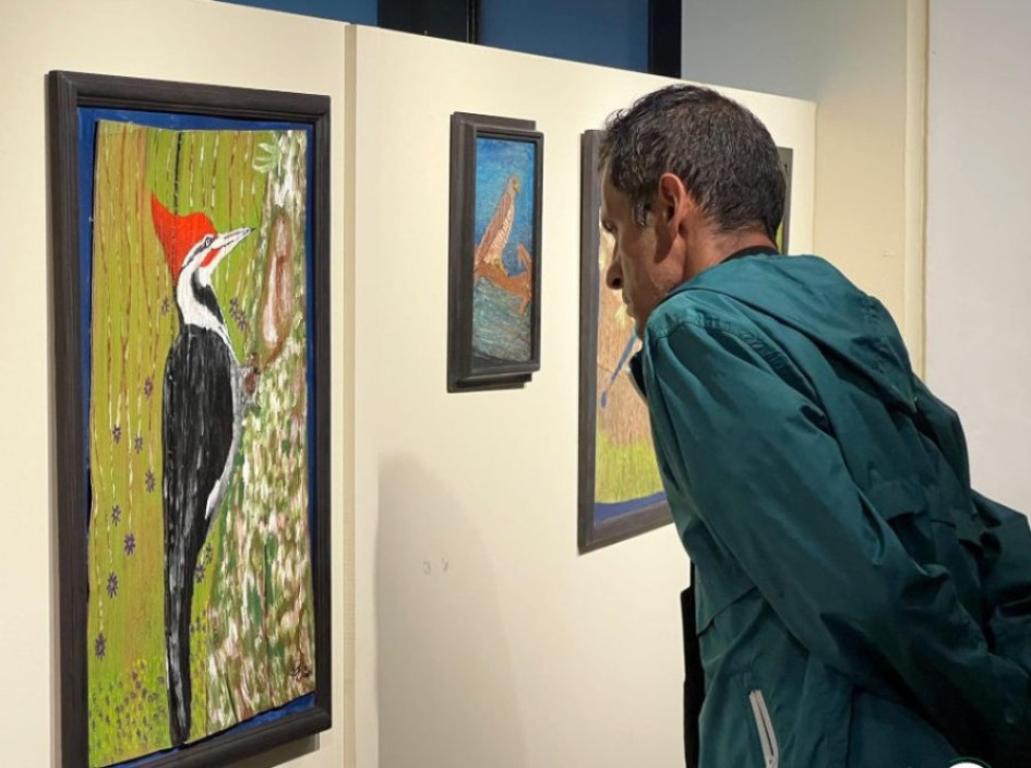 Foto | Cortesía Jorge Augusto Valencia | LA PATRIA El maestro Jorge Augusto Valencia plasma en hojas la naturaleza que lo rodea. Expone en la Casa de la Cultura de Villamaría. También emplea la técnica sobre lienzo, pero la más llamativa es la que desarrolla en hojas de plátano y palma.
