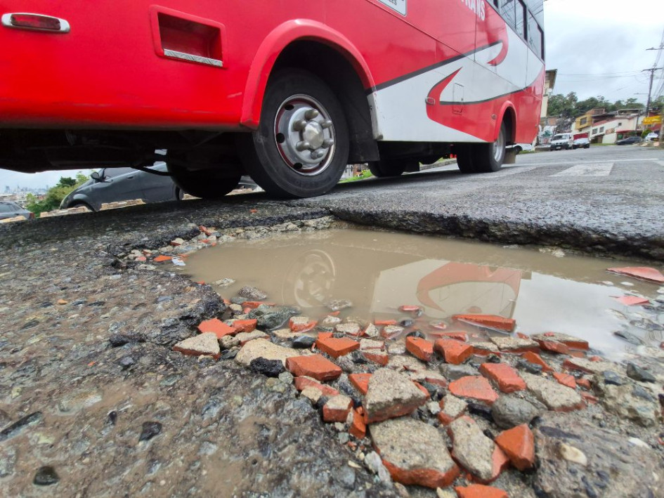 El hueco que deben esquivar los carros y busetas sobre toda la calle principal, que con la lluvia se inunda y se pierde su visibilidad.