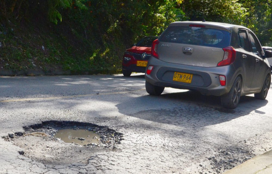 Los carros deben pasar con atención para evitar accidentes.