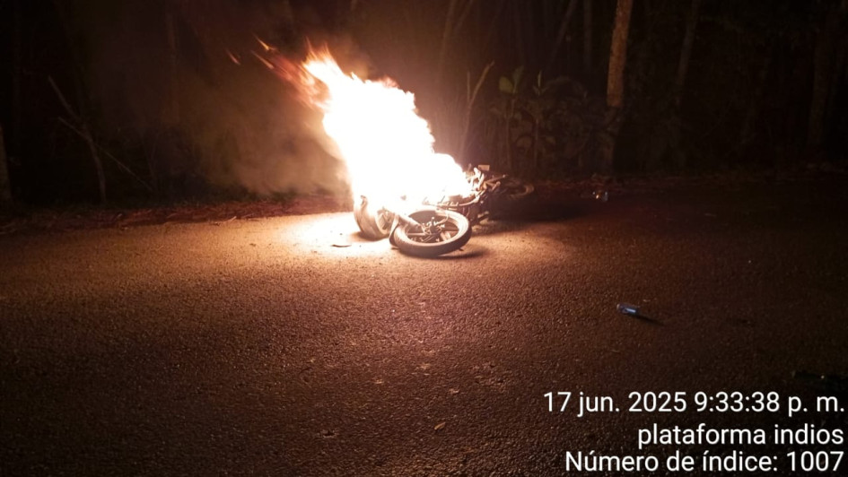 En Supía se incineró una moto.