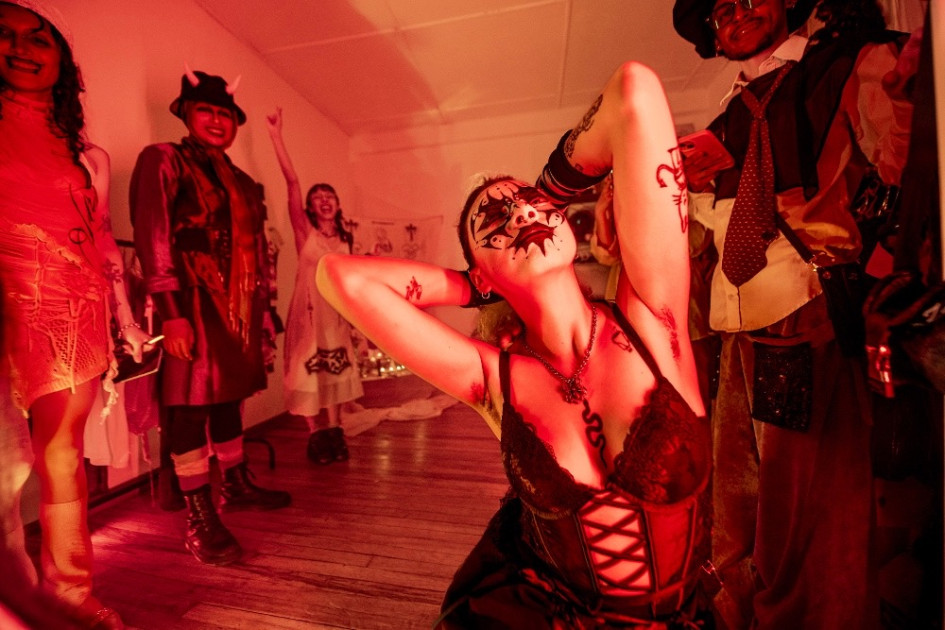 Foto | Cortesía Valentino y Sebastián Cárdenas | LA PATRIA  El colectivo multidisciplinario Global lleva la moda y el arte a expresarse con libertad y sin reglas, mezclando a los parches entre amigos con las presentaciones artísticas.