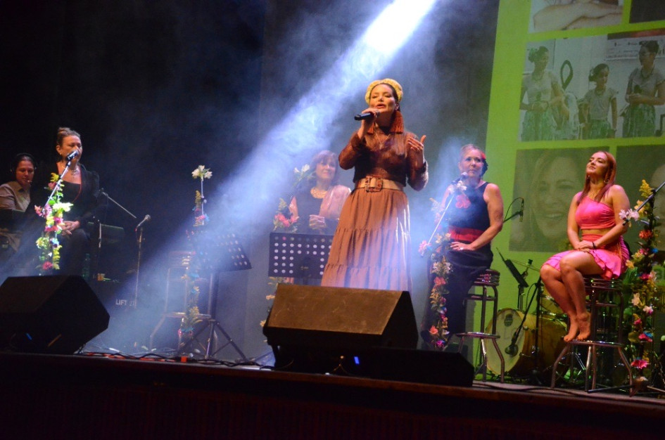 Foto | Freddy Arango | LA PATRIA   Vicky Echeverri colabora con María Isabel Saavedra en la creación de los libros que homenajean a las mujeres artistas colombianas: Mujeres de caña dulce, Mujeres de flor y carriel y el próximo Mujeres de café.