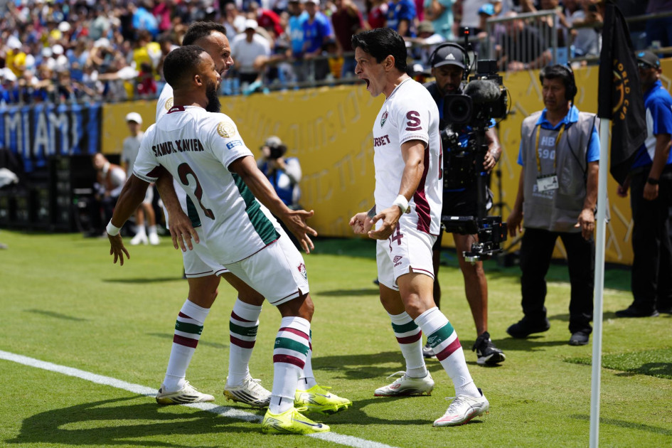 Germán Cano del Fluminense (der.) celebra con sus compañeros tras marcar el primer gol del 0-1 durante el partido de la Copa Mundial de Clubes de la FIFA 2025 entre el Inter de Milán y el Fluminense en Charlotte, Carolina del Norte, EE. UU., el 30 de junio de 2025.