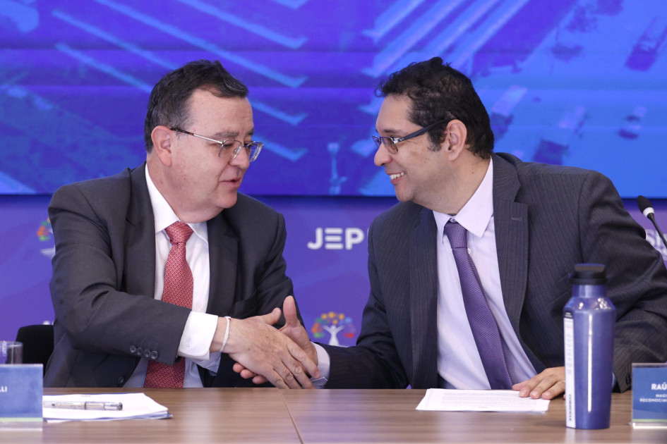 El presidente de la JEP, Alejandro Ramelli (i), saluda al magistrado Raúl Sánchez (d), de la Sección de Ausencia de Reconocimiento de Verdad y Responsabilidad de la Jurisdicción Especial para la Paz (JEP), durante una reunión este miércoles, en Bogotá.