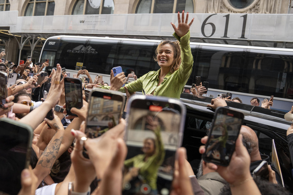 La cantante colombiana Karol G saluda a sus seguidores en la promoción de su nuevo álbum Tropicoqueta este viernes, en Nueva York (Estados Unidos).