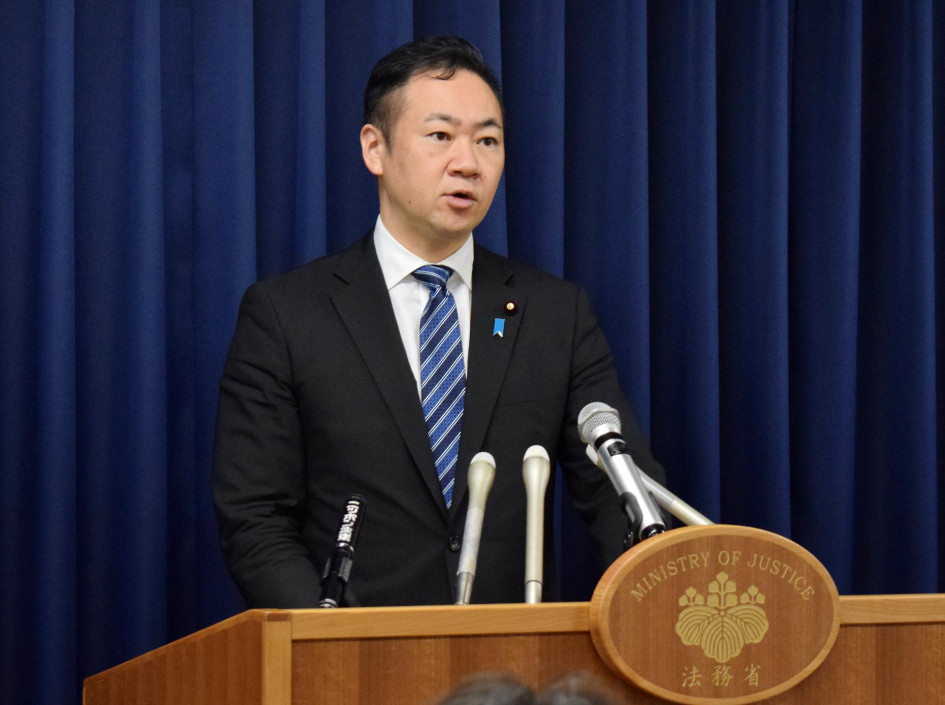 El ministro de Justicia de Japón, Keisuke Suzuki, habla durante una conferencia de prensa en el Ministerio en Tokio. El Ministerio de Justicia anunció que Takahiro Shiraishi, quien fue condenado a muerte por el asesinato de nueve personas en un apartamento cerca de Tokio en 2017, fue ejecutado este viernes 27 de junio del 2025. Este es el primer ahorcamiento desde julio de 2022 en Japón.