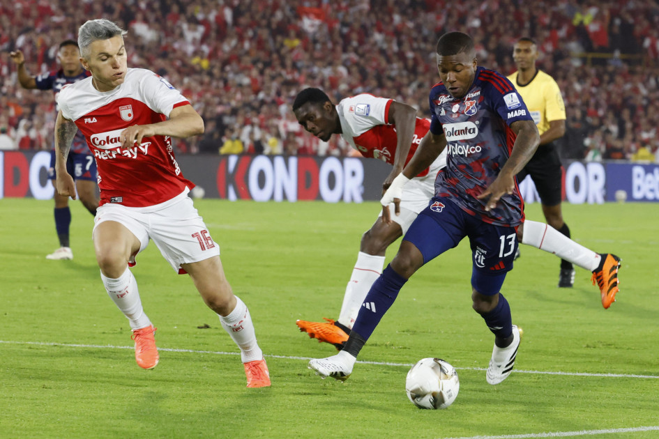 Daniel Torres (i) y yilmar Velásquez (atrás) de Santa Fe disputan un balón con Francisco Chaverra (d) de Medellín este martes, durante el partido de ida de la final del la liga colombiana entre Independiente Santa Fe y Deportivo Independiente Medellín en el estadio El Campín en Bogotá (Colombia).