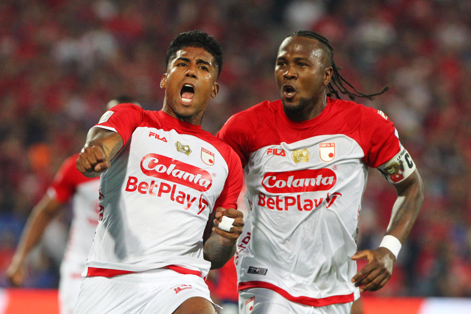 Harold Santiago Mosquera (i) y Hugo Rodallega, los autores de los goles que le dieron el título a Santa Fe, durante el partido de vuelta de la final del la liga colombiana ante Deportivo Independiente Medellín en el estadio Atanasio Girardot en Medellín (Colombia).
