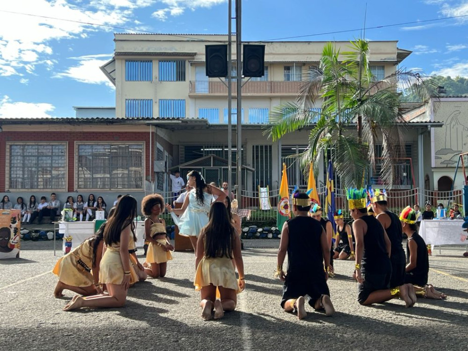 Los estudiantes participaron en la organización, preparación y ejecución de este maravilloso y solemne acto que contó con presentaciones variadas.