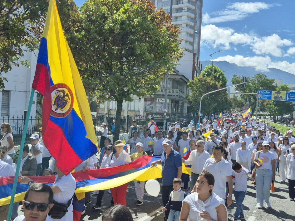 En Manizales muestran rechazo a la violencia en Colombia, a raíz del ataque al senador Miguel Uribe Turbay. 