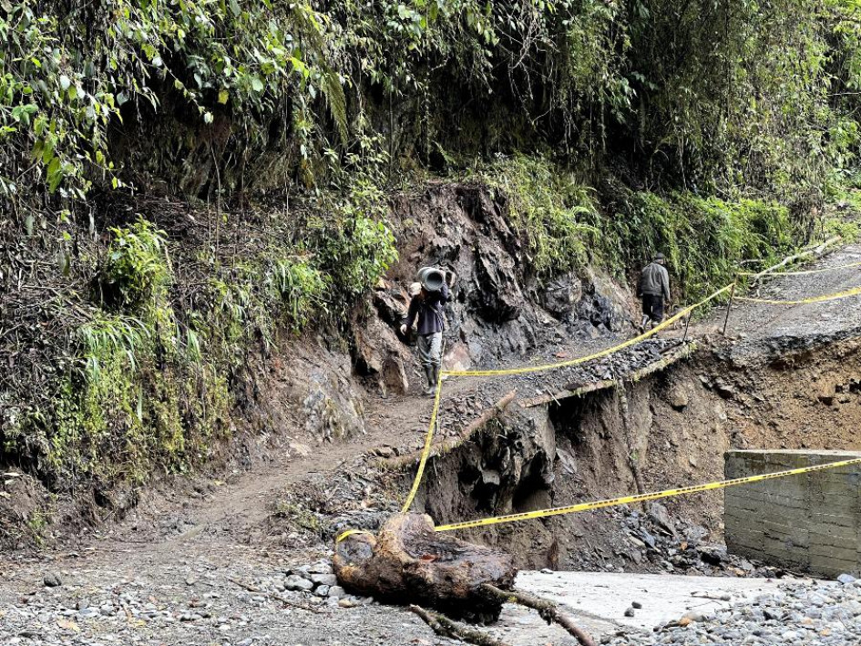 Vía que comunica a Marulanda con Manzanares, en el sector de la quebrada Nápoles.