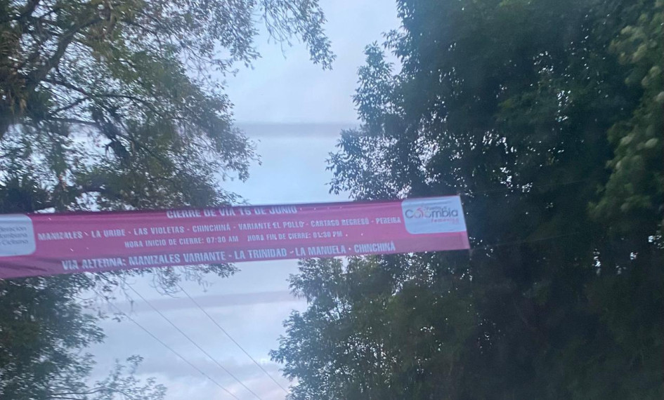 Parte de la molestia de los comerciantes tiene que ver con los pasacalles ubicados en la vía anunciando el evento.