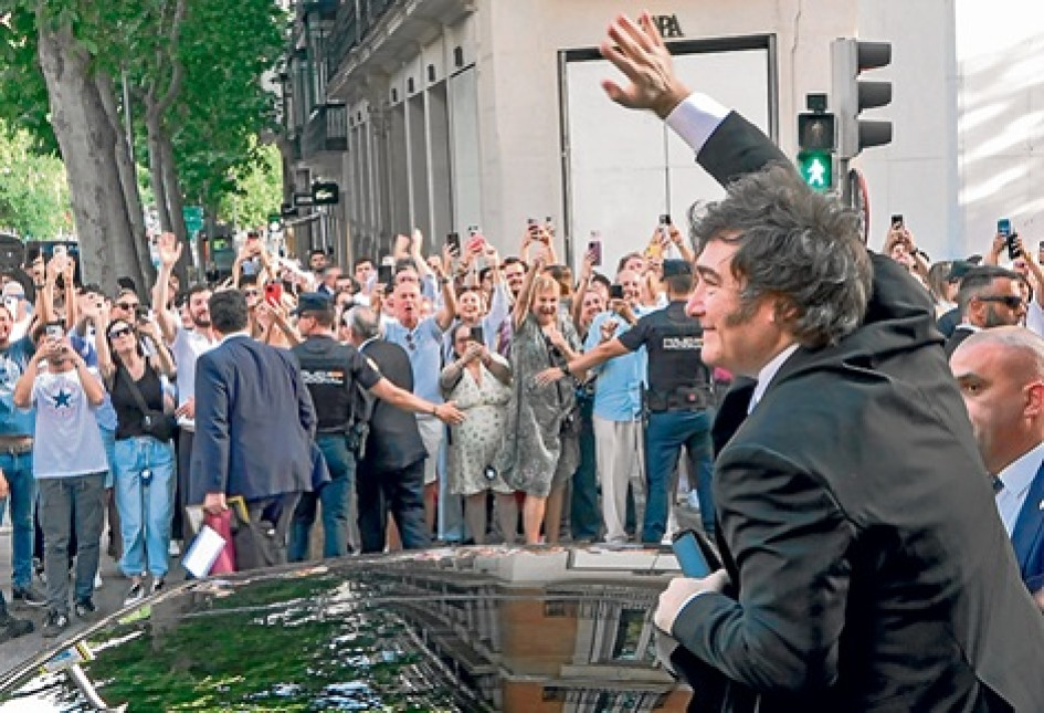 El presidente de Argentina, Javier Milei, a su salida del acto de la asociación El Club de los Viernes en el que ha sido galardonado con un premio, ayer en Madrid.