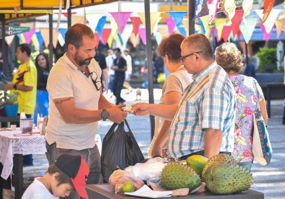 Un campesino vende productos del campo a compradores en Chinchiná.