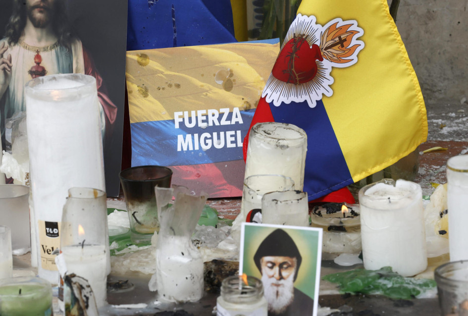Un altar en honor al senador Miguel Uribe, este miércoles en la Fundación Santa Fe de Bogotá.