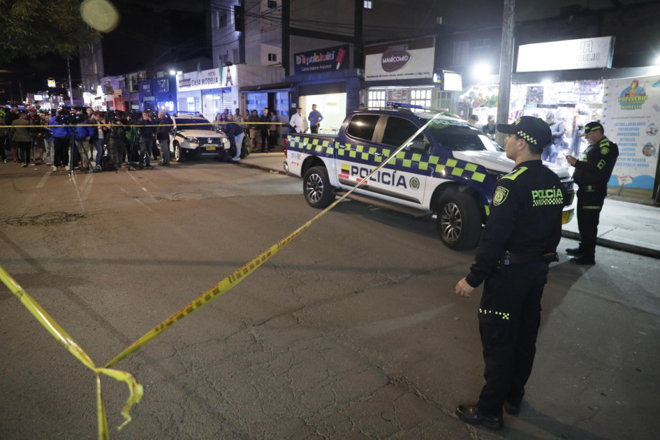 ntegrantes de la Policía Nacional de Colombia custodiaron la zona dónde fue herido el senador colombiano Miguel Uribe Turbay, uno de los aspirantes presidenciales del partido Centro Democrático, el sábado en Bogotá (Colombia)