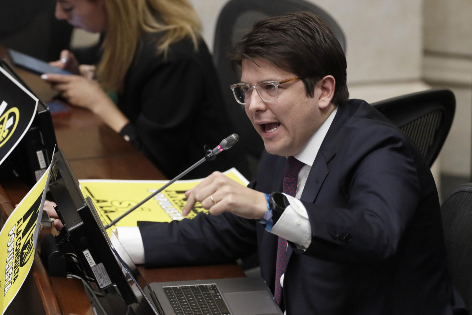 Fotografía de archivo del 13 de mayo de 2025 del senador Miguel Uribe en el Congreso en Bogotá (Colombia). Uribe Turbay, uno de los aspirantes presidenciales del partido uribista Centro Democrático, fue herido de gravedad este sábado en un atentado durante un acto de campaña en Bogotá.