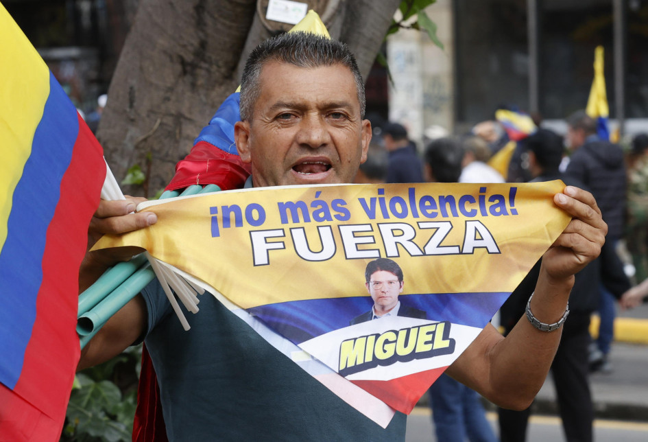 Personas han mostrado su apoyo a Miguel Uribe Turbay tras el atentado en el que fue gravemente herido el pasado 7 de junio en Bogotá.