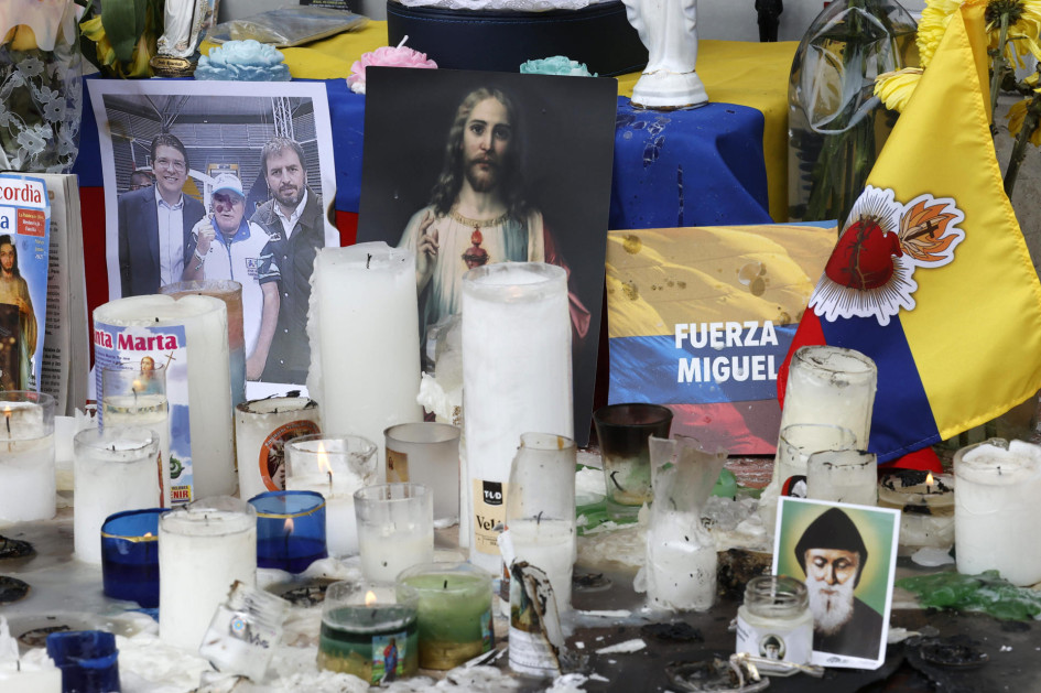 Fotografía de un altar en honor al senador Miguel Uribe, este miércoles en la Fundación Santa Fe de Bogotá (Colombia).