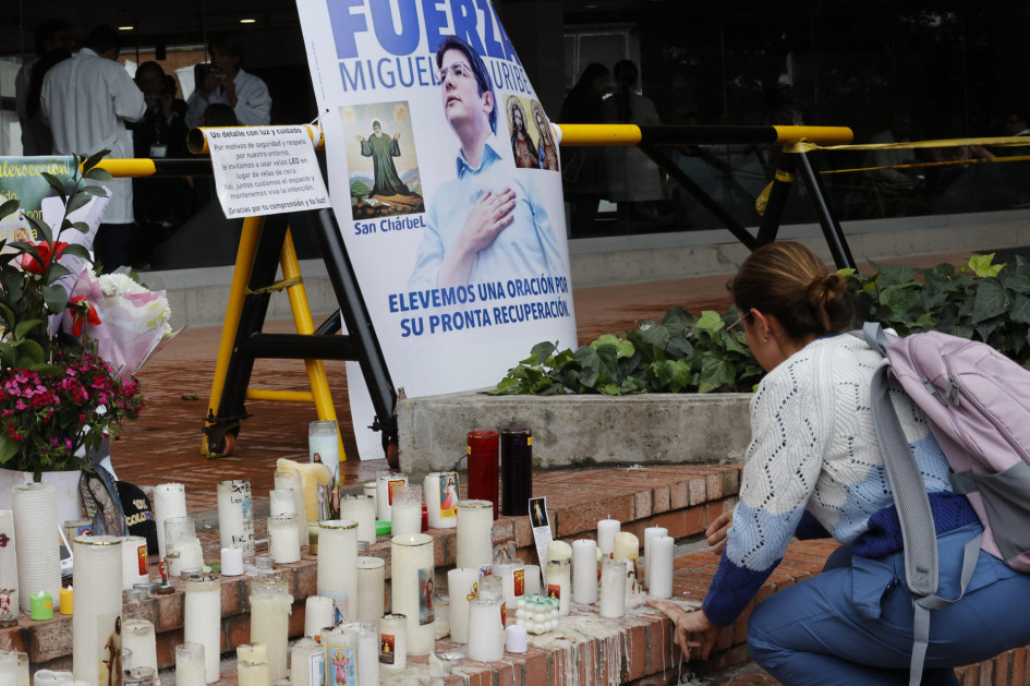 Una mujer pone velas en un altar para pedir por la recuperación del senador y precandidato presidencial colombiano Miguel Uribe Turbay, este viernes, en Bogotá (Colombia).
